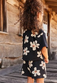 Next SHORT SLEEVE SET - REGULAR FIT - Kratke hlače - black  white flowers