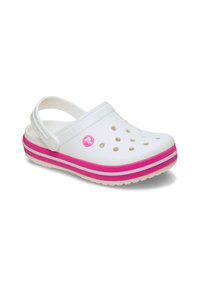 Białe klapki z otworami wentylacyjnymi, różowo-białą paskowaną podeszwą i regulowanym paskiem na pięcie.