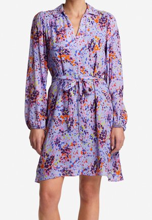 Violetti mekko, jossa on eläväinen roiskeprintti punaisena, oranssina, vihreänä ja sinisenä. Ominaisuuksiin kuuluu kaulus, pitkät hihat ja solmittava vyötärö. Silkkinen tekstuuri.