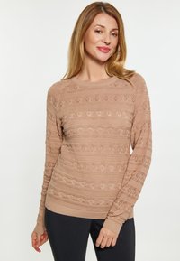 Pulover tricotat bej cu un model texturat, având dungi orizontale și accente de dantelă, mâneci lungi și un guler rotund.