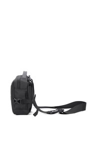 Borsa a tracolla nera con forma rettangolare, realizzata in materiale durevole. Presenta una chiusura con zip, una tracolla regolabile e una tasca esterna con zip.