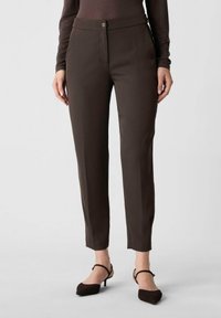 Pantaloni marroni su misura con vestibilità dritta, dotati di chiusura frontale con zip e bottone. Tessuto liscio con una leggera lucentezza.