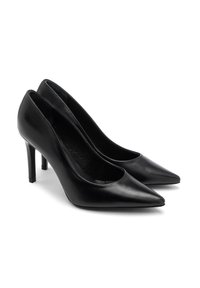 Czarne skórzane buty na wysokim obcasie z ostrym noskiem, gładką teksturą i smukłą sylwetką, z cienkim obcasem typu stiletto.