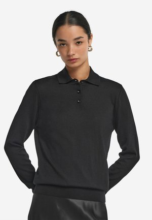 Schwarzer Langarm-Polo-Pullover aus strukturiertem Stoff mit Knopfverschluss, gerippten Bündchen und Saum. Glattes, minimalistisches Design.