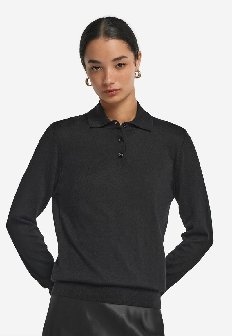 Czarny sweter polo z długim rękawem, wykonany z teksturowanej tkaniny, z zapięciem na guziki oraz ściągaczami przy mankietach i u dołu. Gładki, minimalistyczny design.