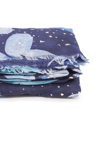 Sciarpa blu navy con forme astratte azzurre, striature dorate e bordi sfilacciati. Realizzata in tessuto morbido, ben piegata.