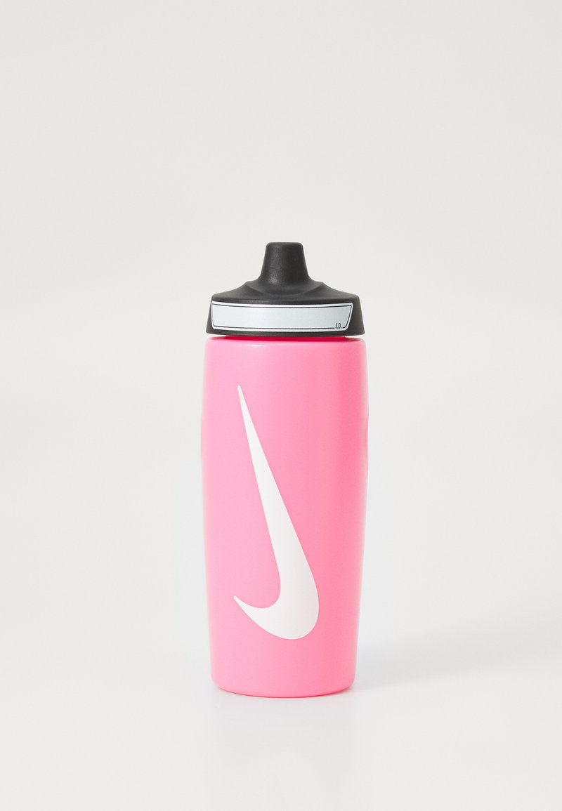 Plastic waterfles, met een felroze lichaam, een zwarte dop en een prominente witte logo. Slanke, cilindervormige vorm met een gematteerde grip.