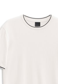 Weißes Kurzarm-T-Shirt mit rundem Halsausschnitt und schwarzem geripptem Saum. Weicher Stoff mit glatter Textur. Markenetikett sichtbar.
