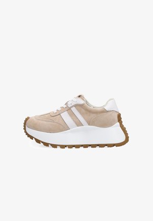 Béžový semišový teniska s bílými dvouvrstvými proužky po stranách, tlustou bílou podrážkou, hnědou strukturovanou podrážkou a bílými tkaničkami, zobrazená z boku.