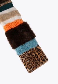 Écharpe en fausse fourrure multicolore présentant des rayures orange, marron, sarcelle, beige et imprimé léopard, avec des textures et motifs variés.