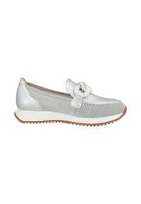 Zapato deslizante metálico plateado con cuerpo de malla texturizada, punta redonda y un acento decorativo con nudo. Presenta una suela blanca con tracción.