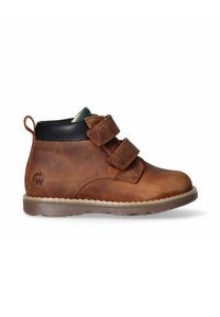 Stivale alla caviglia in pelle marrone con due strap in velcro, collare nero e interno verde. Presenta una suola testurizzata con un leggero tacco e dettagli del logo.