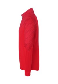 Rød langærmet træningsskjorte med en mock krave, der har teksturerede skulderpaneler og et glat hovedmateriale.