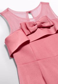 Abito rosa con tessuto texturizzato, caratterizzato da un dettaglio a fiocco intrecciato, rouches a strati sul collo e chiusura a apertura a chiave sul retro.