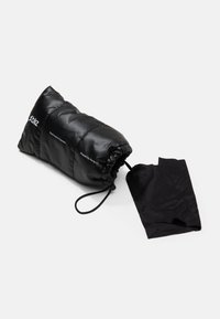 Estuche de gafas tipo puffer en negro con textura brillante, parte superior fruncida, cierre con cordón y un paño de limpieza de microfibra negro a juego.