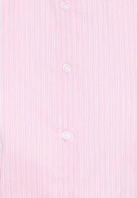 Cămașă roz cu dungi verticale subțiri albe și două nasturi albi vizibili în față, închiși.