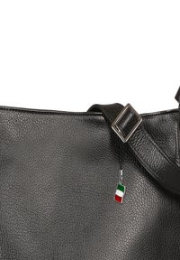 Zwarte leren handtas met een getextureerd oppervlak, voorzien van een zilveren gesp en een klein Italiaans vlaggetje als hanger.