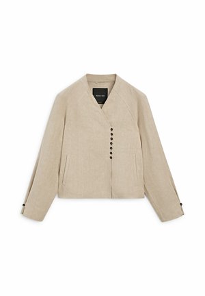 Giacca corta beige con maniche lunghe, scollo a V, sette bottoni neri sul davanti, tasche laterali e bottoni neri sui polsini delle maniche.