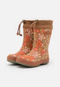 Paire de bottes de pluie en caoutchouc pour enfants avec un motif floral orange, blanc et vert et des poignets en tissu marron avec cordon de serrage.