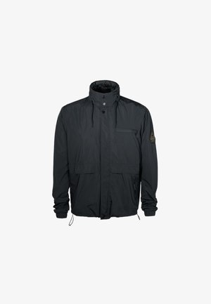 Zwarte lichte jas met hoge kraag, knopen aan de voorkant, ritszak op de borst, elastische manchetten en een embleem op de linker mouw.