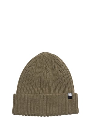 Gorro de punto verde oliva con textura acanalada y patrón de trenzas. Presenta un dobladillo y una pequeña etiqueta de logo negra en el lateral.
