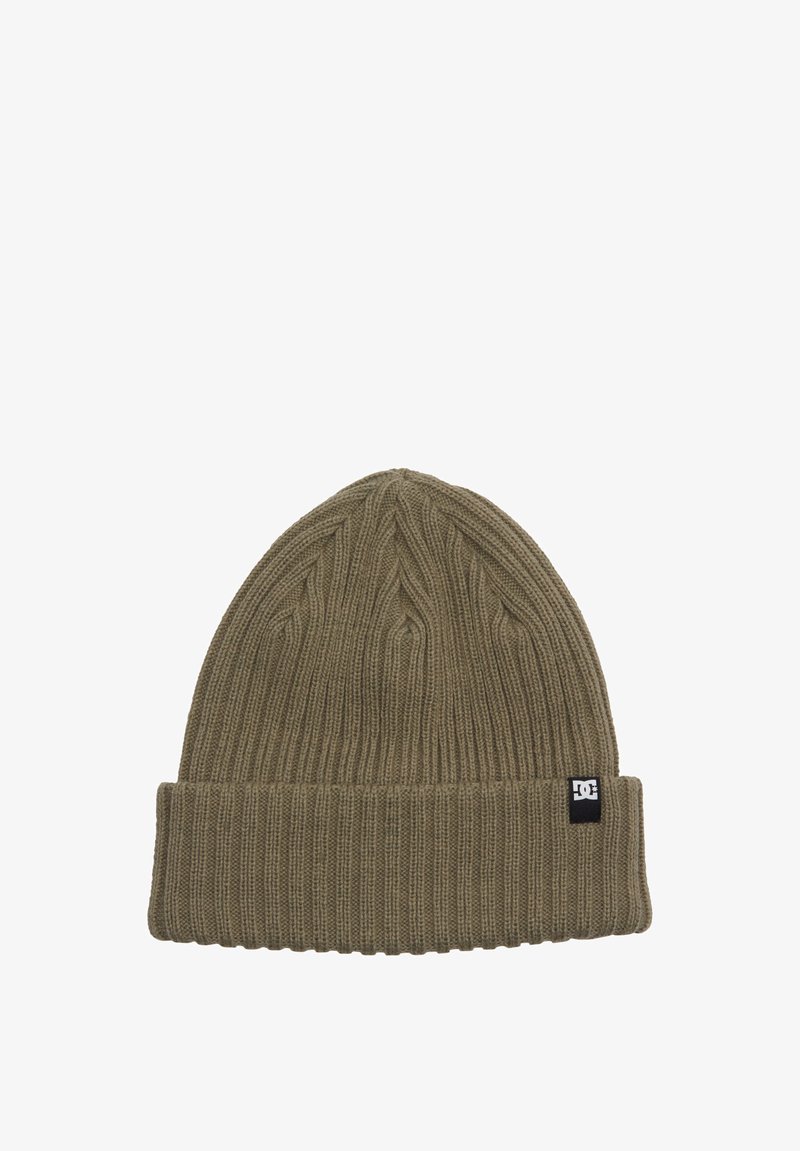 Gorro de punto verde oliva con textura acanalada y patrón de trenzas. Presenta un dobladillo y una pequeña etiqueta de logo negra en el lateral.