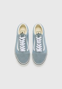 Blaue Wildleder-Hochtop-Sneaker mit weißen Schnürsenkeln und Seitenstreifen. Verfügt über eine glatte Zehenkappe und eine schwarze Gummisohle. Klassisches Skate-Schuhdesign.
