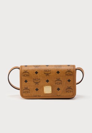 Borsa a tracolla in pelle marrone con loghi MCM in rilievo, motivi a diamante e ferrature color oro. Presenta due manici circolari.