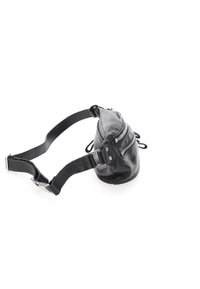 Zwarte leren heupriem met twee ritsvakjes, verstelbare schouderband en ronde basis, met een gladde textuur en metalen accessoires.