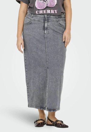 Denim maxiskørt i falmet sort med lige snit, frontlommer og rå kantfinish, parret med maroon flade sko med hvide prikker.