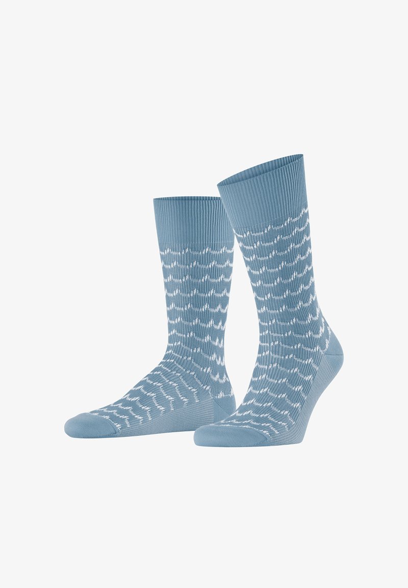 Paar blaue Socken bis zur Mitte der Wade mit weißen, wellenförmigen Zickzackmustern, gerippten Bündchen und strukturierten Sohlenbereichen auf weißem Hintergrund.