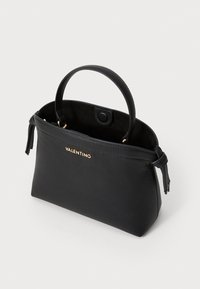 Fekete bőr kézitáska textúrázott felülettel, felső fogantyúval és arany "VALENTINO" logóval. Belül nubuk bélés és mágneses zárás található.