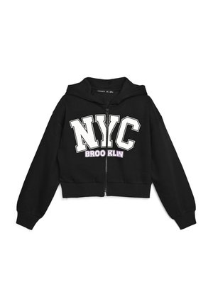 Czarna krótka bluza z kapturem na zamek z dużym białym tekstem "NYC" i mniejszym różowym tekstem "BROOKLYN" z przodu, z długimi rękawami i kapturem.
