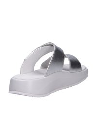 Sandalias de plataforma plateadas con dos correas anchas, una suela blanca texturizada y un acabado suave en las correas. Forma redondeada con detalles de diseño mínimos.
