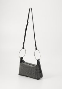 Bolso de mano negro y plateado con un diseño texturizado, que cuenta con dos asas metálicas circulares y una correa ajustable. De forma rectangular con cierre de cremallera.