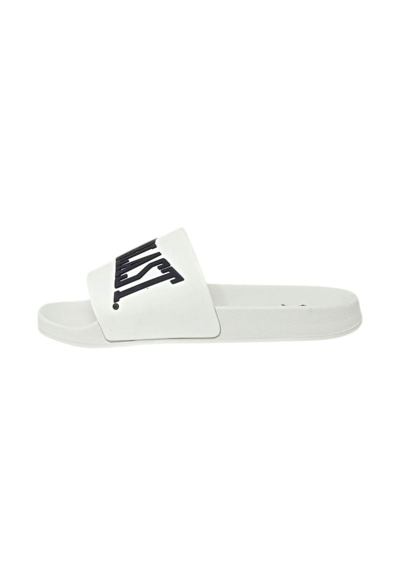 Infradito bianchi con una larga fascia caratterizzata da un design testuale grafico nero. Materiale liscio, suola piatta e stile aperto sulla punta.