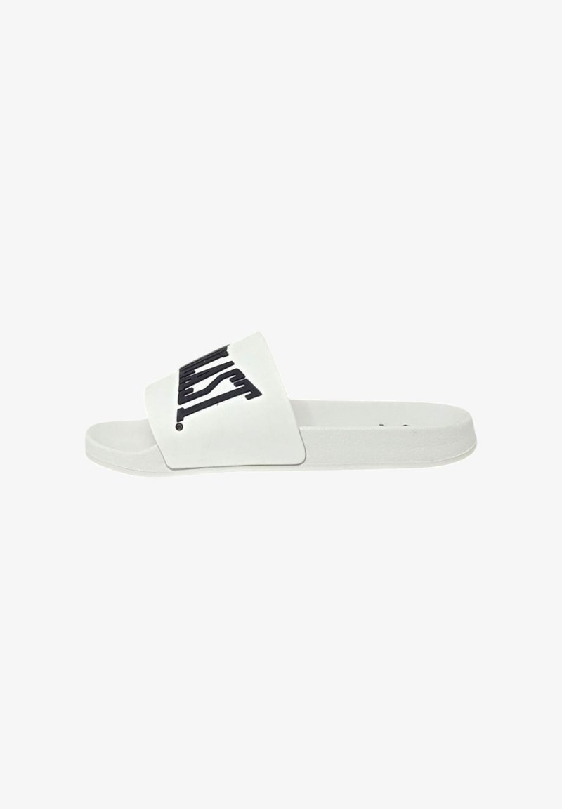 Infradito bianchi con una larga fascia caratterizzata da un design testuale grafico nero. Materiale liscio, suola piatta e stile aperto sulla punta.