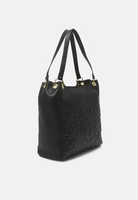 Černá kožená kabelka přes rameno s prošívaným designem na jedné straně, zlaté kovové detaily a dvojitými ramenními popruhy. Hladký povrch, strukturovaný tvar.