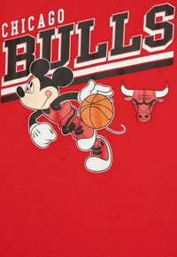 Outerstuff NBA TEAMS DISNEY GRAPHIC TEE UNISEX - Klupska odjeća - university red
