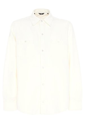 Camicia a maniche lunghe color crema con colletto, due tasche sul petto, apertura frontale con bottoni e orlo stondato. Realizzata in un materiale leggero con una texture liscia.