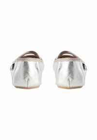 Pereche de balerini argintii metalizați, cu spatele rotunjit și margini bej, văzuți din spate pe un fundal alb.