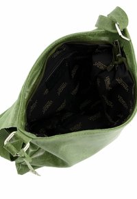 Grønne ruskinds håndtaske med en glat overflade, der har en lynlåstop og sort indvendig foring med et gentagende logomønster.