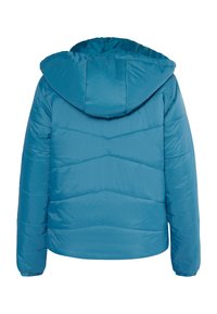 Jachetă puf albastră cu glugă. Prezintă o textură matlasată și cusături orizontale. Exterior neted și lucios; design cald, izolat.