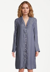 Abito blu navy con bottoni, strisce bianche verticali, maniche lunghe e colletto. Tessuto morbido con una superficie liscia e vestibilità comoda.