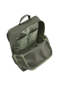 Groene stoffen rugzak met een gevoerde binnenkant, meerdere opbergzakken en een enkele bovenhandgreep. Heeft een soepele textuur en een minimalistisch ontwerp.