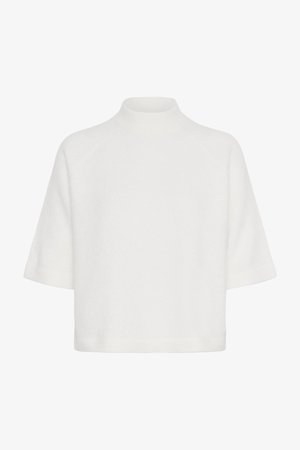Valge, lühikeste varrukatega kõrge kaelusega sviiter pehmest materjalist, millel on lõtv istuvus ja raglanvarrukad, ning millel on puhas ja minimalistlik disain.