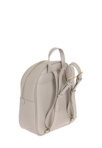Zaino in finta pelle grigia con forma arrotondata, hardware dorato e spallacci regolabili; presenta un compartimento con zip e tasche laterali.