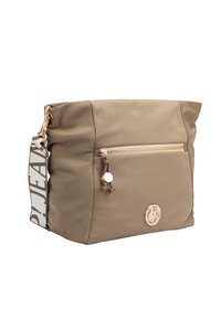 Borsa rettangolare beige con tasca frontale con zip, logo rotondo dorato e tracolla marrone con testo bianco fissata da una chiusura dorata.