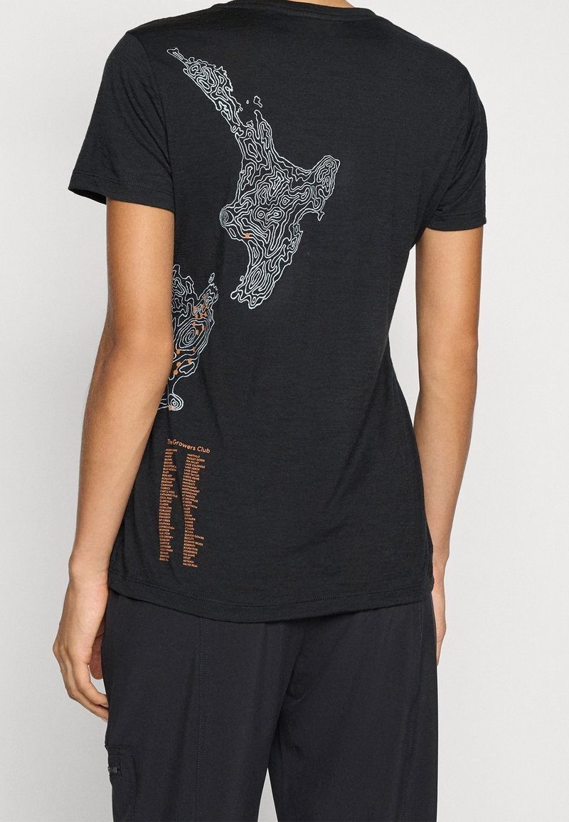 Czarny t-shirt z szczegółową białą i pomarańczową mapą konturową Nowej Zelandii oraz tekstem wymieniającym nazwy na dole.