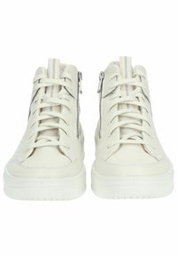 Weiße High-Top-Sneaker aus glattem Leder mit einer strukturierten Plateausohle, seitlichen Reißverschlüssen und kontrastierenden grauen Schnürsenkeln.